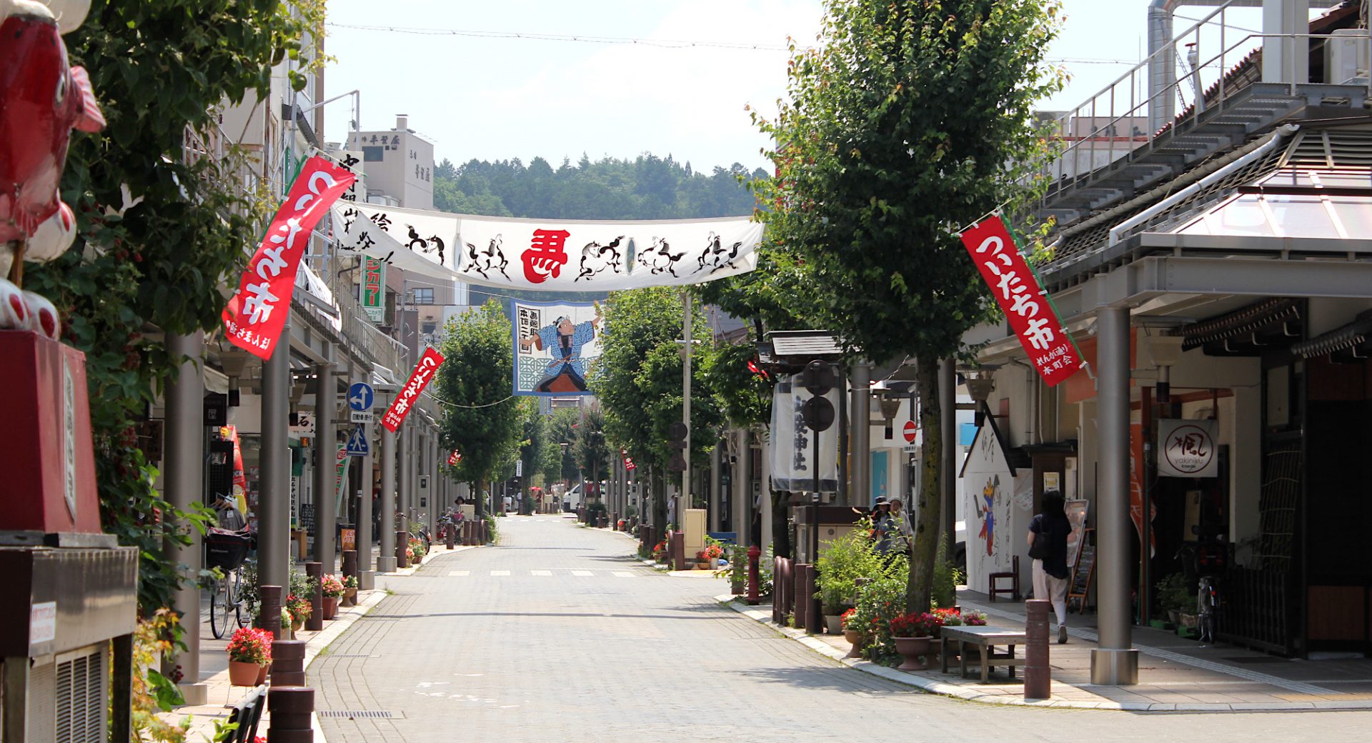 夏の商店街と絵馬市