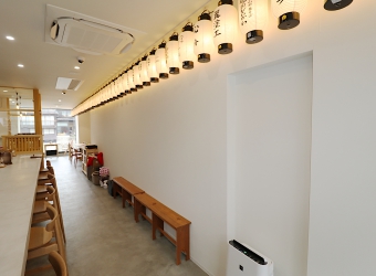 提灯が並ぶ店内