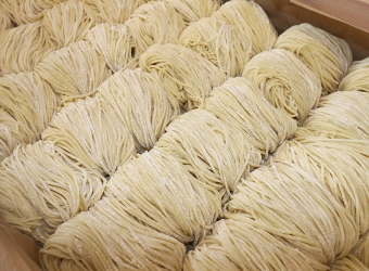 店内で作った自家製面（太麺）